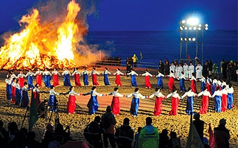 Ganggangsullae (Korean circle dance) 